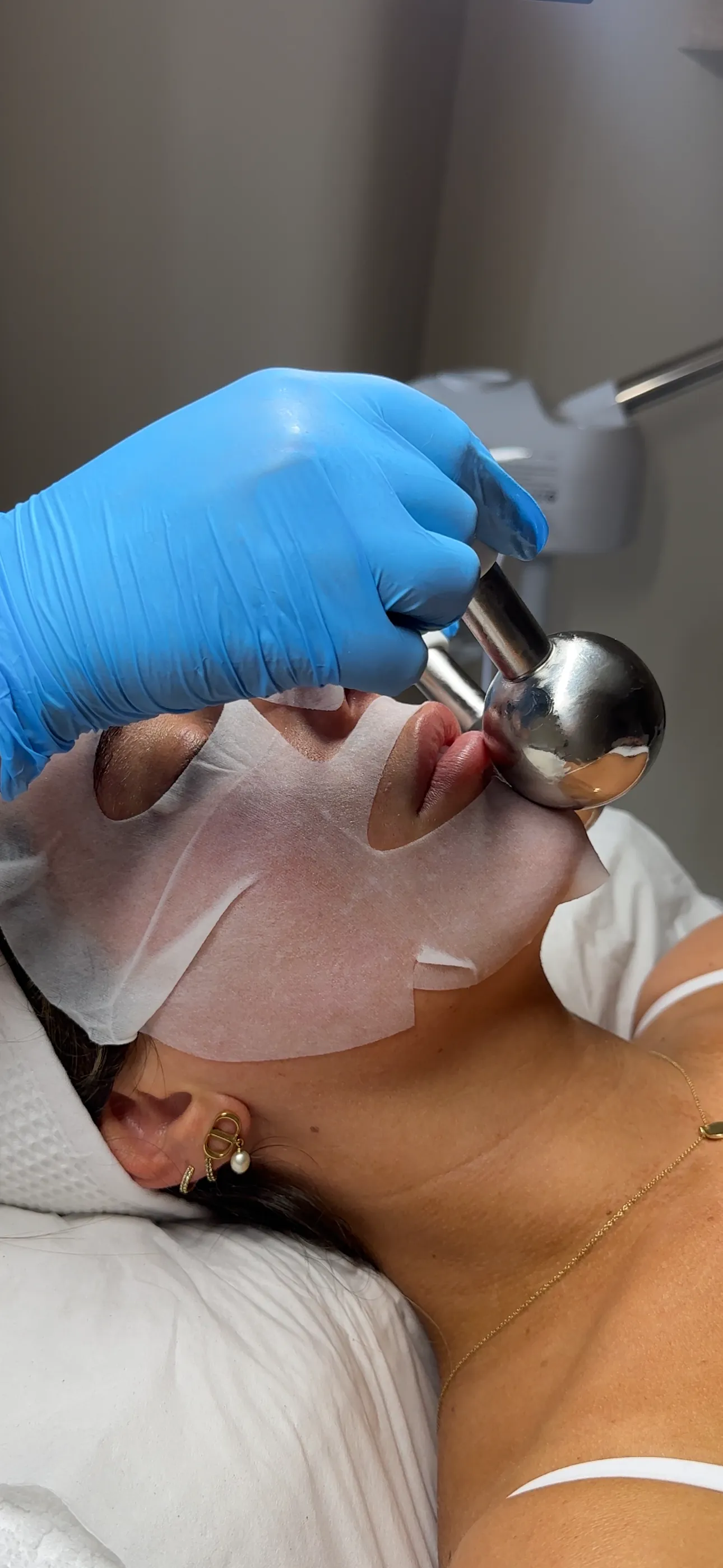 Facial roller treatment at SKIN CARD Clinic